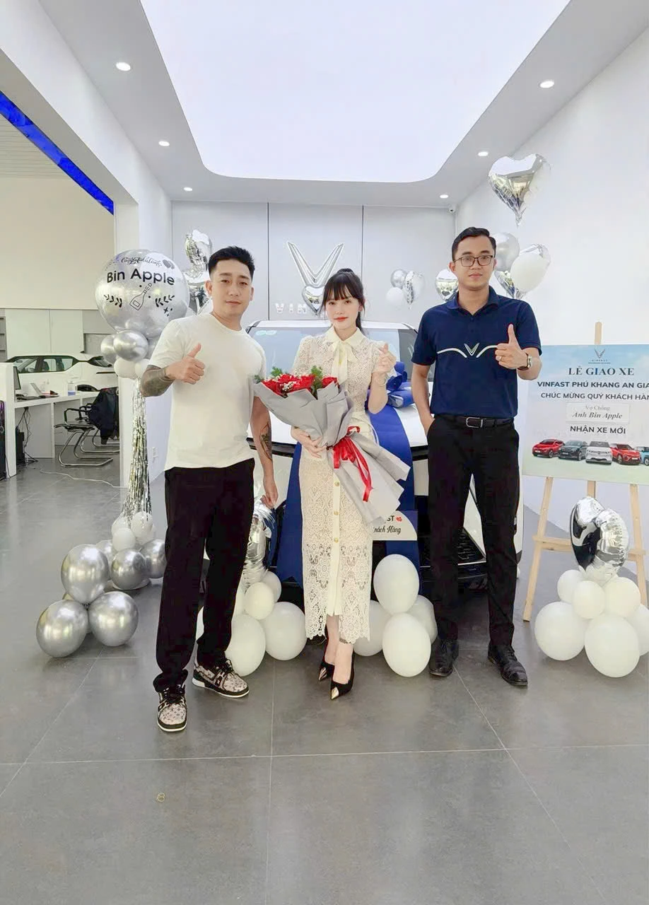 Giao xe VinFast tới khách hàng 1