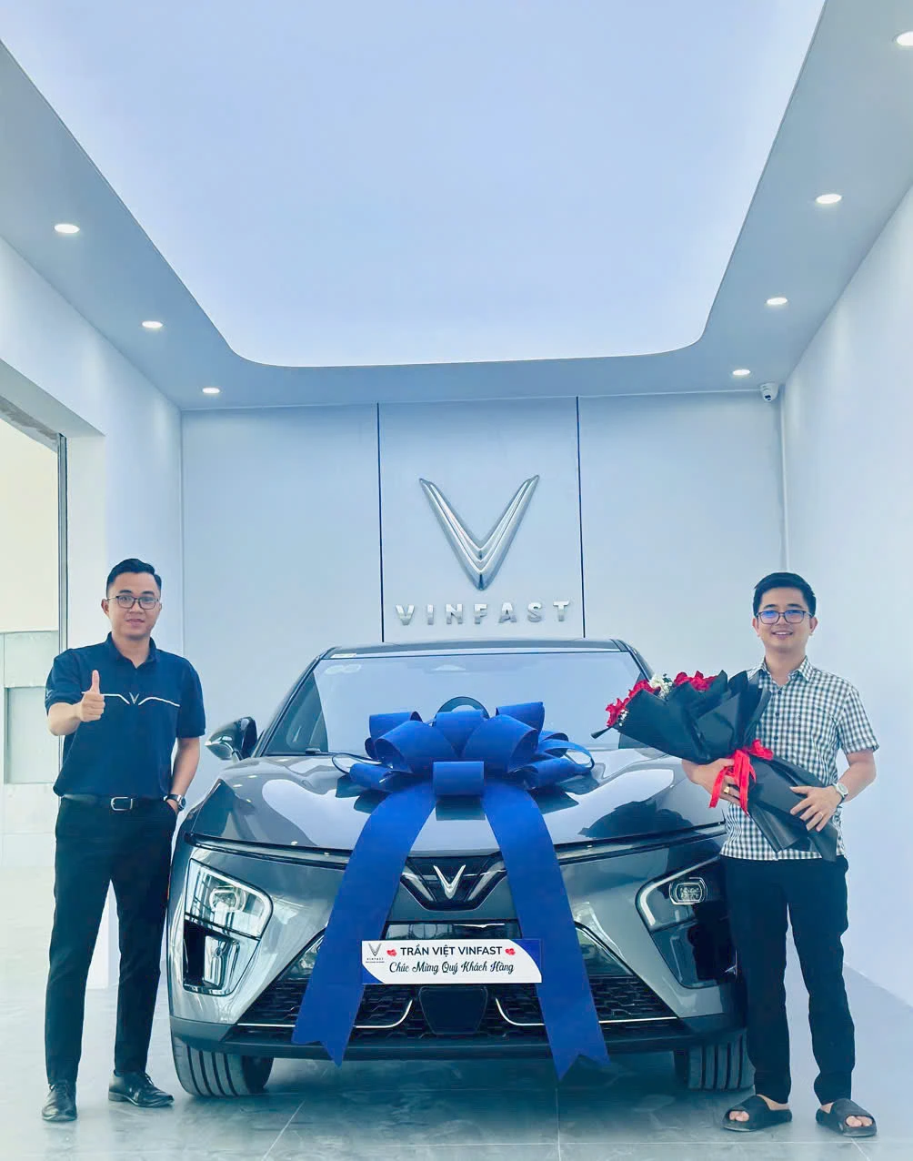 Giao xe VinFast tới khách hàng 3